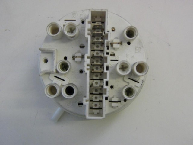 PRESSOSTATO COD. 12439051/1   CODICE ALTERNATIVO: 792895   PER LAVATRICE REX RJ16X, RIE390, RJ10, ELECTROLUX EW1076T, AEG EUROLINE T, AEG OKO LAVAMAT 41060, ZOPPAS PMV1208LA,e3lectrolux ewt 1295