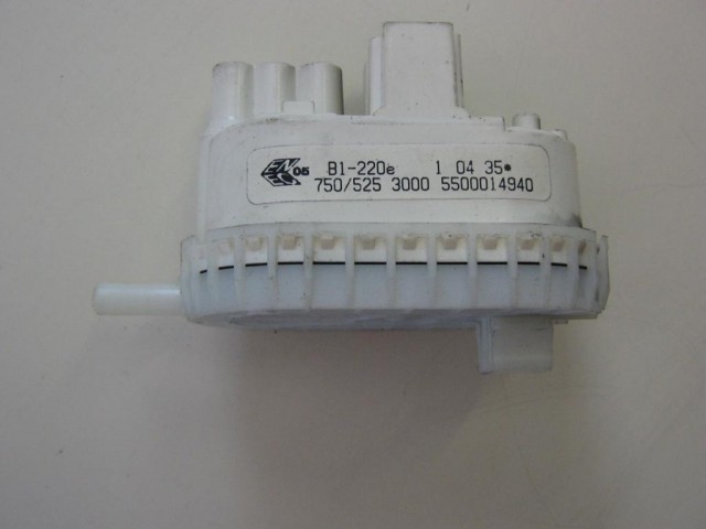 PRESSOSTATO COD. B1-220E   CODICE ALTERNATIVO: 5500014940   PER LAVATRICE SIEMENS FD 8402, BOSCH TU AA, WFD1262IT, WFO2062IT/09, WFO1661, FD 8411, WFX2060IT/15, WFD 260, WF02062it/01, wfh1661it/01,  siemens wxlp8501