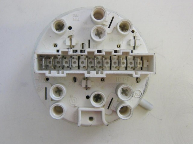 PRESSOSTATO COD. 12473282/2   CODICE ALTERNATIVO: 793881   PER LAVATRICE ELECTROLUX EW 645F, REX RLV8X, RLB 64X, ZOPPAS, PO655B,rexrl654,  zoppas po 853 c\, rex rle8