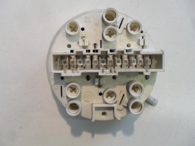 PRESSOSTATO COD. 7930056 CODICE ALTERNATIVO: 132141930   PER LAVATRICE REX ELECTROLUX RK850, RK650